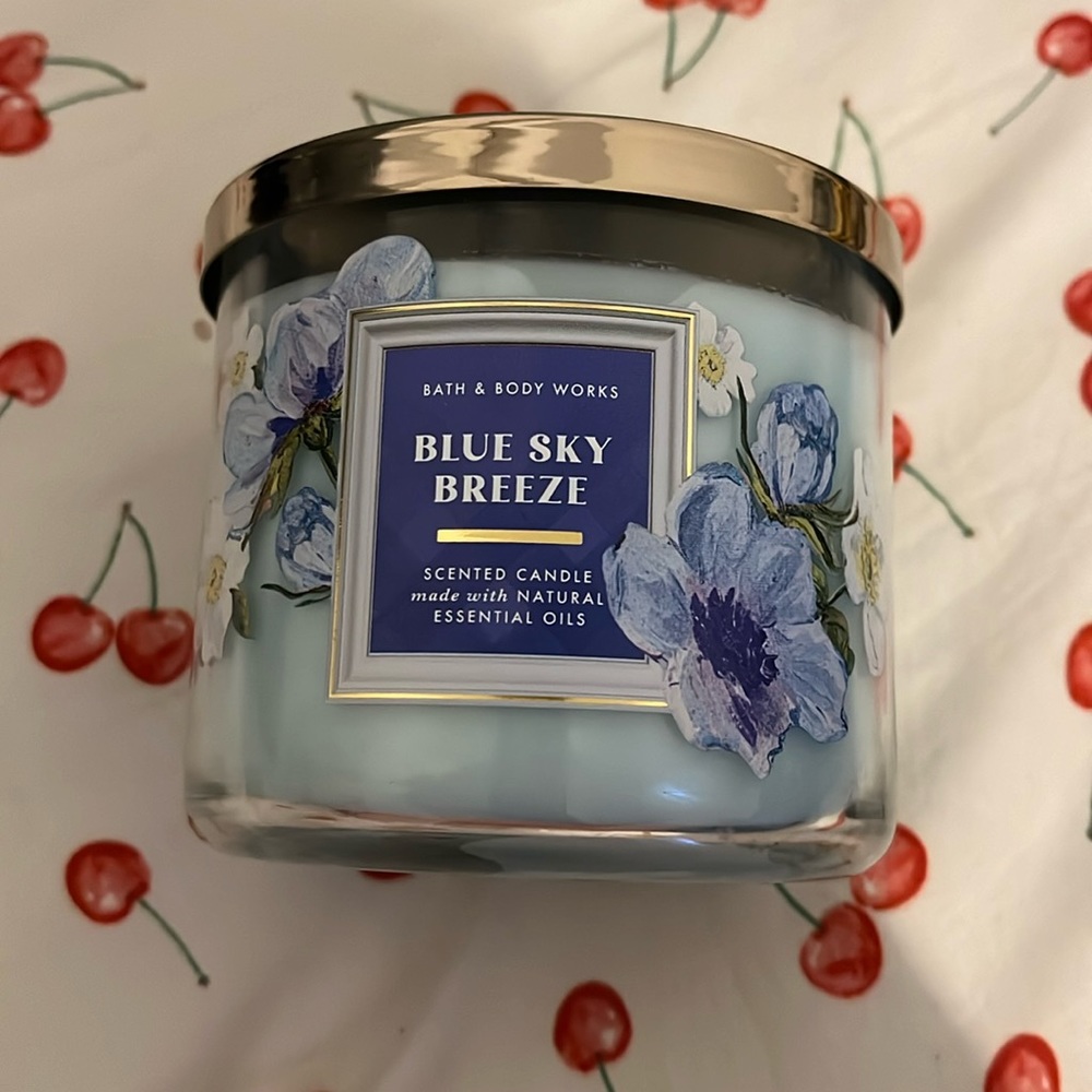 Brand new bath and body Works, blue sky, breeze, scented candle 3 wick